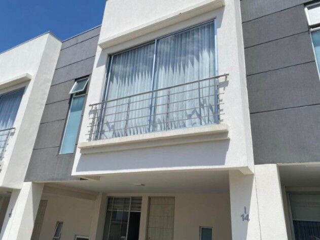 Se vende moderna casa en condominio de Santo Tomas Heredia 26-303 en Santo Tomás, Santo Domingo, Heredia — $255,000