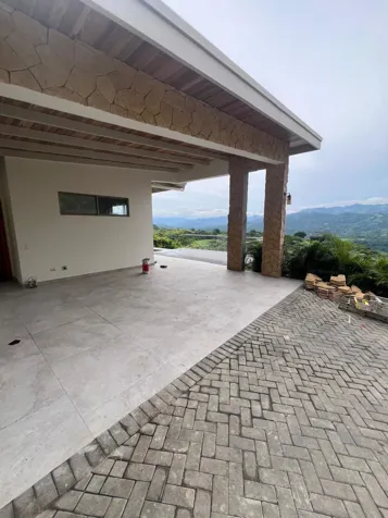 Propiedad moderna con casa de huéspedes y vistas en Atenas en Atenas, Alajuela — $825,000 - Foto 2 de 27