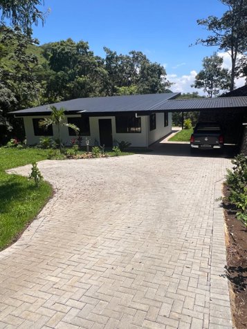 CASA MODERNA CON PISCINA PRIVADA PARA ESTRENAR EN ATENAS en Atenas, Alajuela — $479,000 - Foto 2 de 18