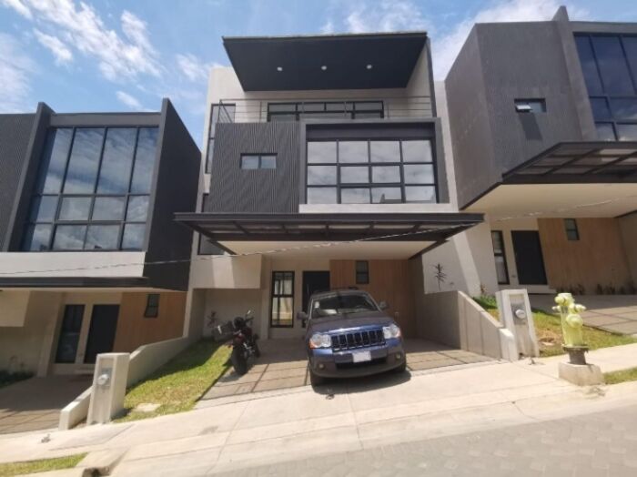 Alquiler de Casa en San Rafael de Escazû.  in San Rafael, Escazú, San José — ₡ 1 500 000