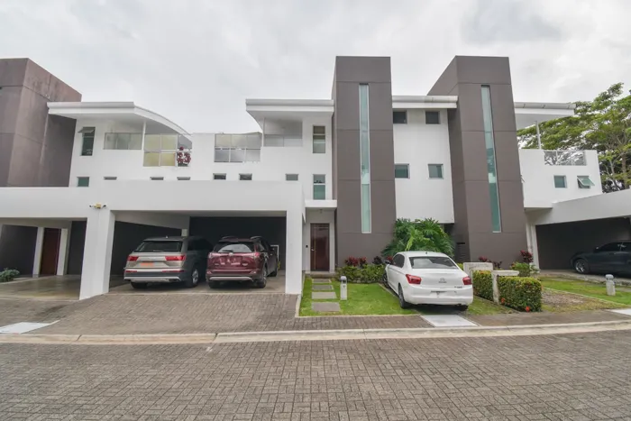 Casa de 3 Habitaciones + Sala de TV en Santa Ana en Pozos, Santa Ana, San José — ₡ 250 000 000