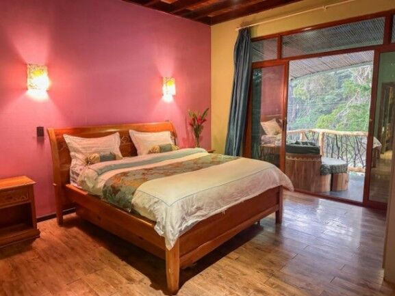 Se vende espaciosa propiedad con uso mixto en Angeles Heredia 25-1534 en Ángeles, San Rafael, Heredia — $620,000