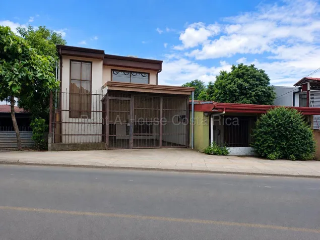 Venta de casa con uso comercial en el centro de San Rafael de Alajuela #27-453 GS in San Rafael, Alajuela — $200,000