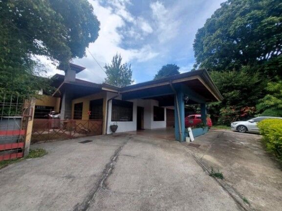 Se vende casa con amplio lote de 1,993m2 en San Rafael Heredia 25-1806 en Ángeles, San Rafael, Heredia — ₡ 250 000 000