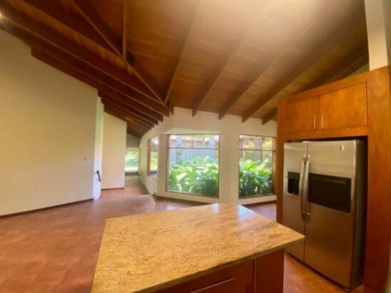 Se vende espaciosa casa con amplio lote en Escazú Centro 23-2872 en Escazú, San José — $780,000