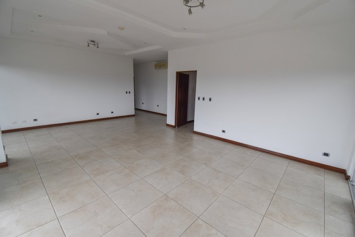 Espacioso Apartamento de 2 Habitaciones en Escazú en San Rafael, Escazú, San José — $1,750 - Foto 3 de 29