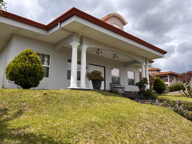 Spacious House for Sale in an Exclusive Condominium in San Isidro de Heredia in Concepción, San Isidro, Heredia — ₡ 300 000 000 - Photo 1 of 12