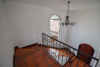 Casa de 4 Habitaciones + Sala de TV en Guachipelín de Escazú en Escazú, San José — $4,000 - Foto 3 de 39