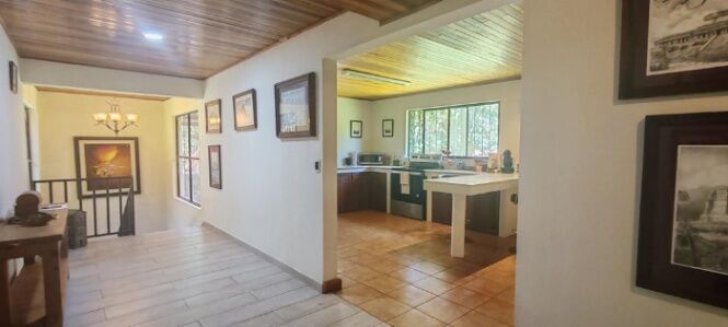 MLS-LS VENTA PROPIEDAD CON HERMOSA CASA SAN RAFAEL HEREDIA en Ángeles, San Rafael, Heredia — $650,000