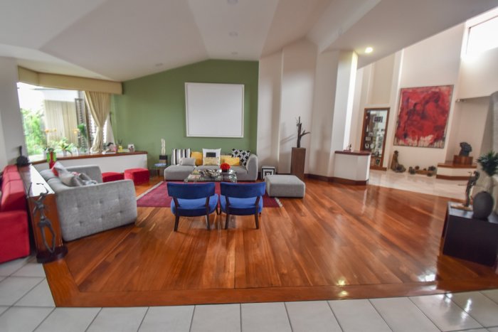 Casa independiente de 3 Habitaciones + Oficina en Escazú en Escazú, San José — $3,750