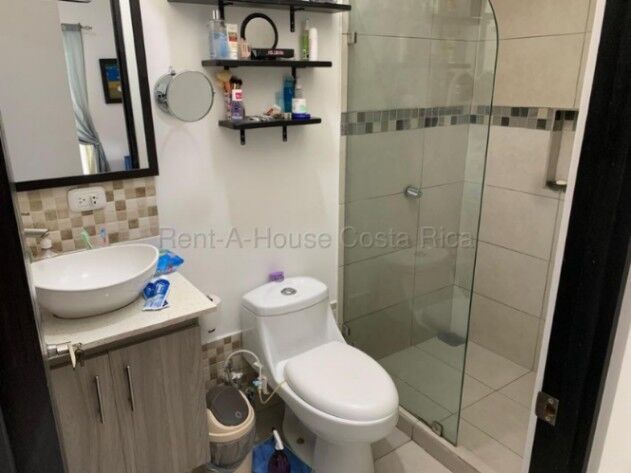 Venta de Casa Amueblada en Agua Caliente-Cartago. in Aguacaliente, Cartago — ₡ 63 000 000