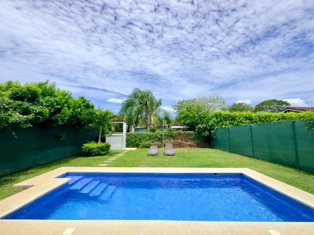 Modern Home for Rent with Private Pool – Loma Verde Gated Community en Tamarindo, Santa Cruz, Guanacaste — $2,500