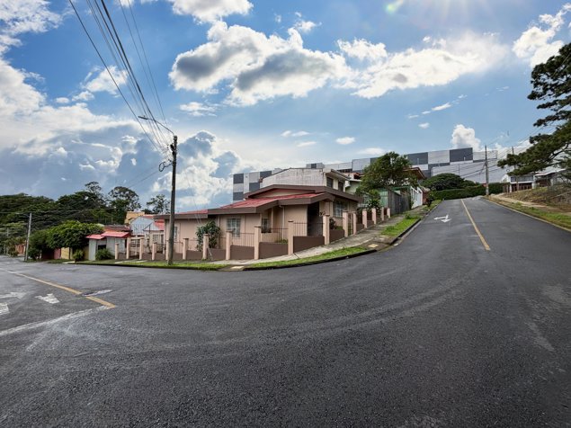VENTA DE CASA ESQUINERA EN LOS COLEGIOS, MORAVIA in San Vicente, Moravia, San José — $195,000
