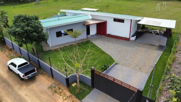 Hermosa casa en venta en Pérez Zeledón  in Daniel Flores, Pérez Zeledón, San José — $179,000