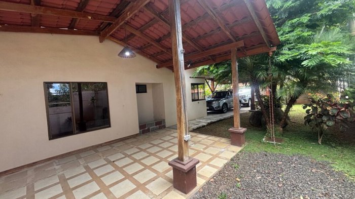 Casa con bonito lote en Atenas in Atenas, Alajuela — $225,000