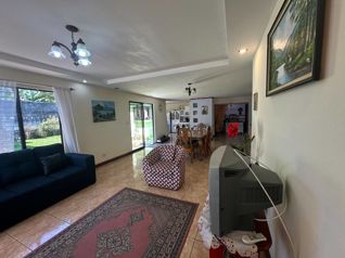Propiedad con dos casas, dos talleres, dos oficinas con  zonas verdes en La Trinidad, Moravia, San José — $250,000,000 - Foto 3 de 56