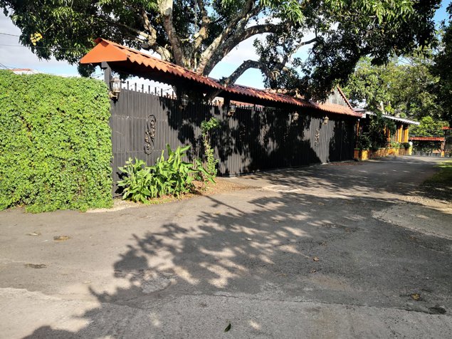 SE VENDE QUINTA EN LA GARITA CON TRES CASAS en Garita, Alajuela — $1,850,000