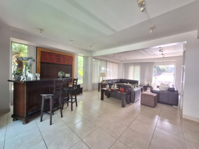 Se vende casa en Santa Ana San José 25-585 en Piedades, Santa Ana, San José — $450,000