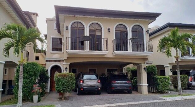 Venta de Lujosa y Amplia Casa en La Unión, Cartago / OFC Mls. 25-1408 en Tres Ríos, La Unión, Cartago — $650,000
