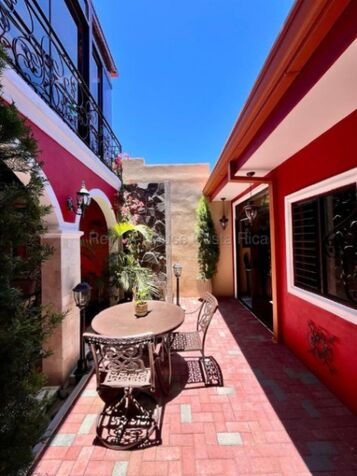 VENTA DE HERMOSA CASA EN SAN FRANCISCO DE HEREDIA. UBICACIÓN EXCELENTE. en San Francisco, Heredia — ₡ 129 000 000