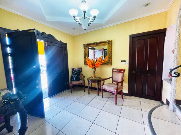 Casa en venta en la Uruca. Uso de suelo mixto y esquinera! P358 en Uruca, San José — $350,000 - Foto 2 de 27