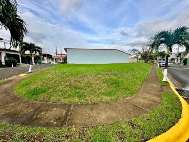 VENTA DE LOTE ESQUINERO EN CONDOMINIO LOMAS DEL BOSQUE, GRECIA ALAJUELA. en Puente De Piedra, Grecia, Alajuela — ₡ 86 400