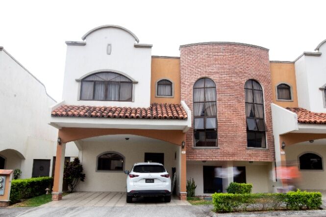 Hermosa casa en Condominio Alto Prado, Escazu. en San Rafael, Escazú, San José — $245,000