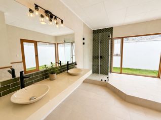 Se Alquila amplia casa independiente, un nivel + 2 Aptos (MJ) en San Antonio, Escazú, San José — $3,800 - Foto 4 de 11