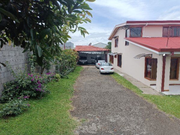 Preciosa casa con espacios para familias grandes  en San Miguel, Santo Domingo, Heredia — $600,000