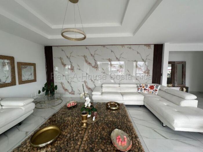 ALQUILER DE CASA CON AMPLIA BODEGA EN ESCAZÚ in San Antonio, Escazú, San José — $4,500