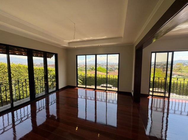 Residencia de Lujo con Vista a la Ciudad en Cerro Alto, Escazú en Escazú, San José — $835,000 - Foto 2 de 12