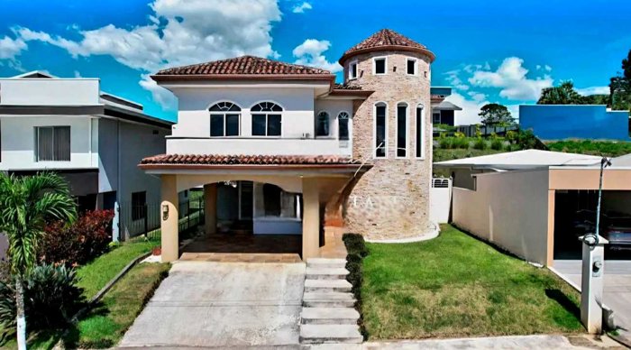 Preciosa Casa con Piscina en Condominio, Grecia in Grecia, Alajuela — $350,000