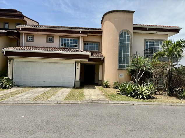 Venta de casa en Tres Ríos, San Juan- En Condominio in Tres Ríos, La Unión, Cartago — $560,000