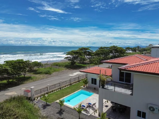 Casa de Lujo Frente al Mar con Piscina Privada en Playa Hermosa en Jacó, Garabito, Puntarenas — $7,000 - Foto 2 de 60