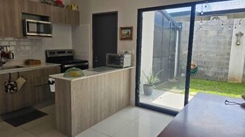 SE VENDE HERMOSA CASA EN UNA EXCELENTE UBICACIÓN EN LINDORA, POZOS DE SANATA ANA. in Pozos, Santa Ana, San José — $198,000 - Photo 4 of 10