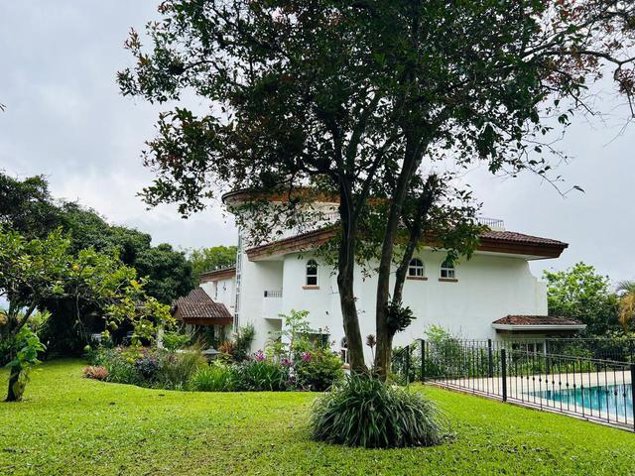 Venta de Majestuosa Casa en Santa Bárbara de Heredia / Mls. 26-622 OFC JB en Santo Domingo, Santa Bárbara, Heredia — $998,000