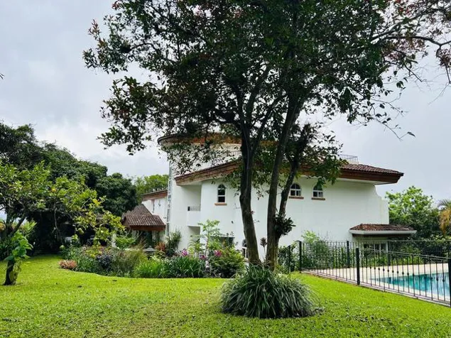 Venta de Majestuosa Casa en Santa Bárbara de Heredia / Mls. 26-622 OFC JB in Santo Domingo, Santa Bárbara, Heredia — $998,000