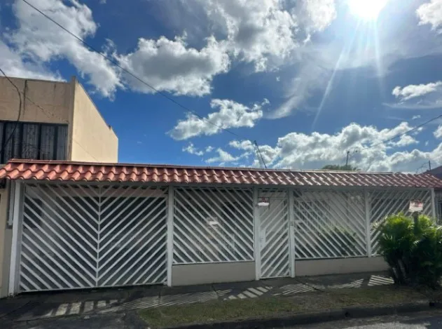 Casa de un nivel con amplio jardín y 4 habitaciones #26-1213 GS en San Francisco de Dos Ríos, San José — $211,500