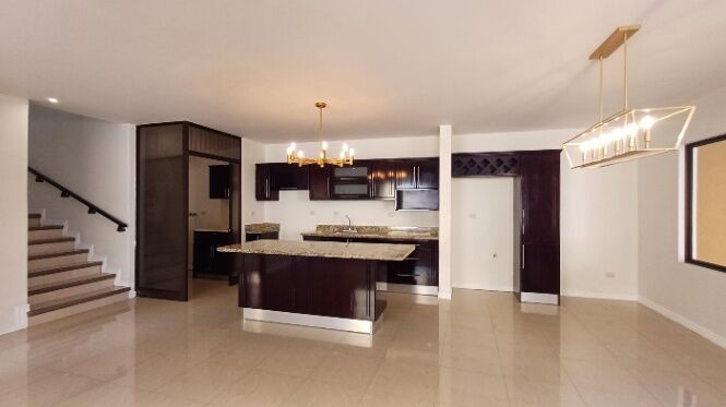 Casa de 2 niveles con 3 habitaciones en venta en San José #25-1458 GS en Uruca, San José — $230,000