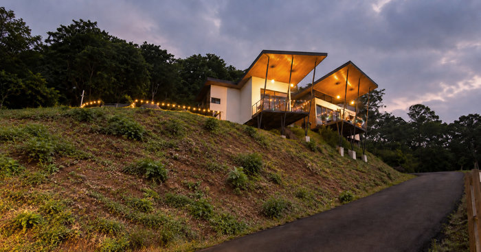 CASA MODERNA CON PISCINA Y VISTAS EN SAN MIGUEL DE NARANJO en San Miguel, Naranjo, Alajuela — $220,000