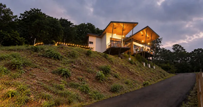 CASA MODERNA CON PISCINA Y VISTAS EN SAN MIGUEL DE NARANJO en San Miguel, Naranjo, Alajuela — $220,000