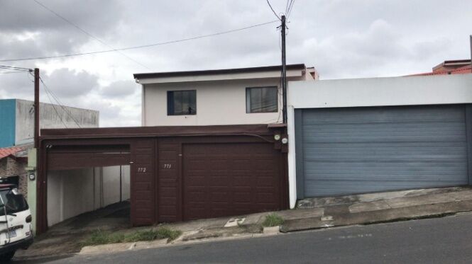 Venta | Propiedad con dos casas independientes en excelente ubicación #26-726 GS en Mata de Plátano, Goicoechea, San José — $240,000