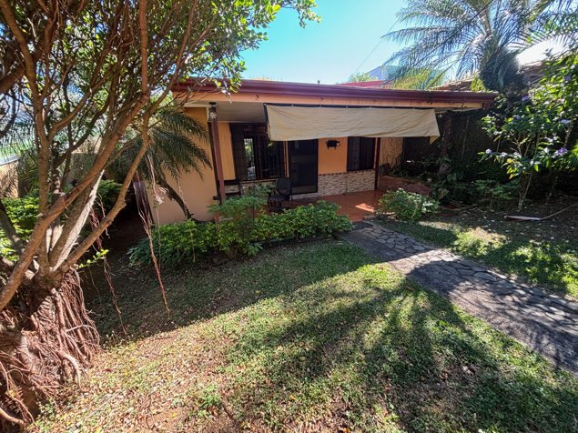 Preciosa casa estilo bungalow a solo 4 minutos del centro de Atenas en Atenas, Alajuela — $239,000