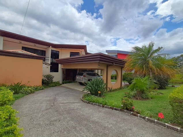 Venta de Espectacular Casa en San Rafael de Heredia / Mls. 26-37 OFC JB in San Rafael, Heredia — $975,000
