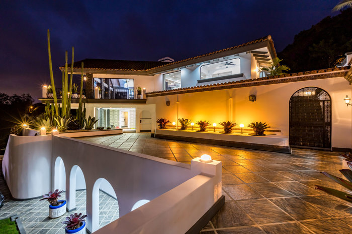 Mansion en venta Escazu con 2 casas in San Antonio, Escazú, San José — $1,495,000 - Photo 2 of 37