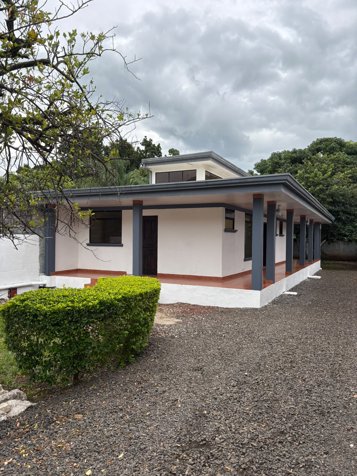 Se Alquila o Se Vende Casa en Barrio Fátima / Atenas en Atenas, Alajuela — ₡ 575 000