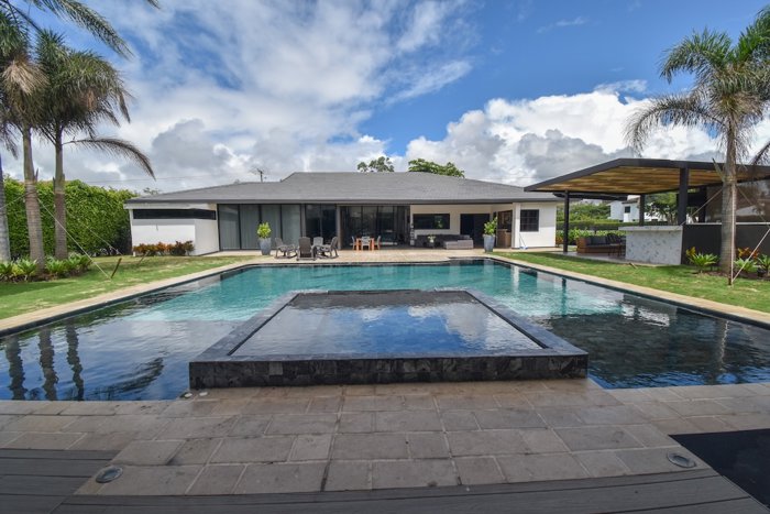 Casa de un Nivel con 4 Habitaciones en Valle del Sol in Pozos, Santa Ana, San José — $1,400,000