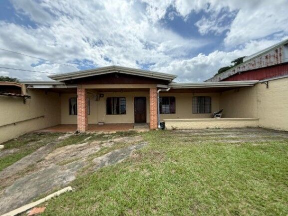 Se vende espaciosa casa con uso mixto en Rio Segundo Alajuela 25-1986 in Río Segundo, Alajuela — $170,000