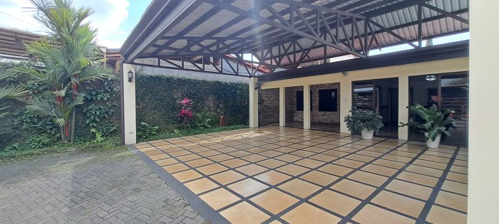 Casa en Grecia centro a solo 100m del mall Plaza Grecia in Santo Domingo, Heredia — ₡ 115 000 000
