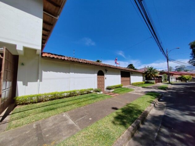 Venta de Casa en Montes de Oca, San José.  in Sabanilla, Montes De Oca, San José — $358,000